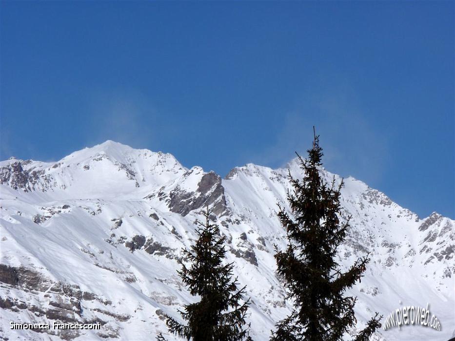 29 Pizzo Tre Confini con folate di neve sulle cime.JPG